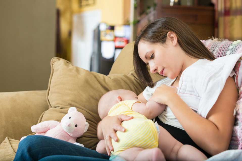 breastfeeding-newborn-featured